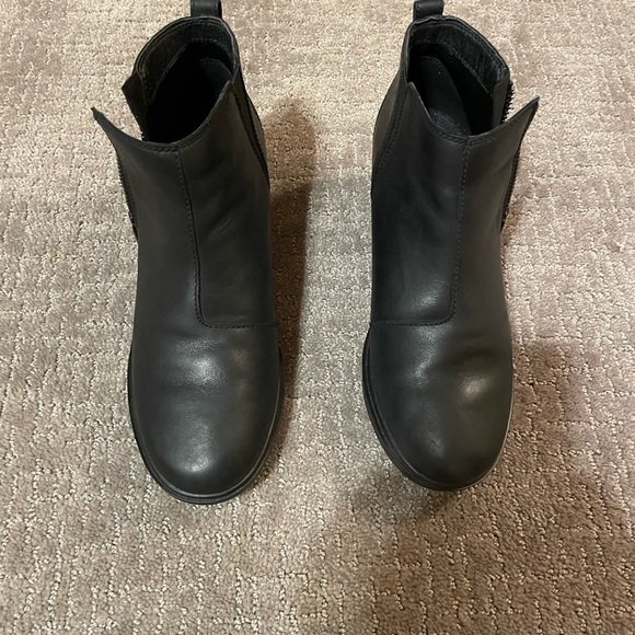 EVIE™ II WOMEN'S ZIP WEDGE BOOTIE
Black, Size 9.5 EXCELLENT CONDITION - Picture 2 of 6